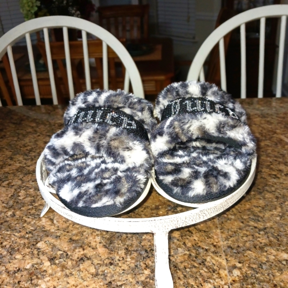 JUICY COUTURE NWOT  Black & White Fuzzy Slippers Size 7